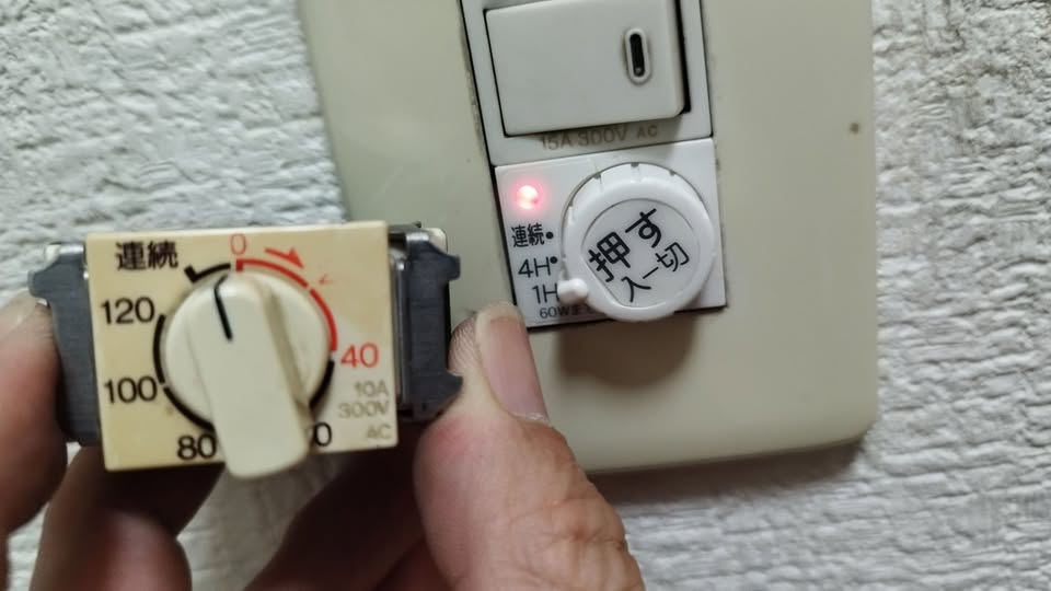 照明スイッチ、、「120, 喵住 建沉 4H 4H 押す 大一切 人一切 1H 100 40 10A 300V AC」というテキストの画像のようです
