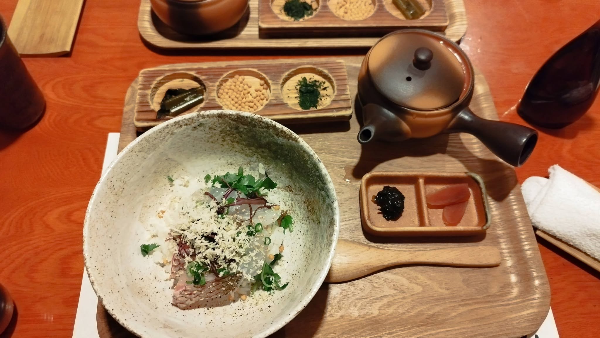 鍋料理、ポーチドエッグ、豆腐、ラーメンの画像のようです